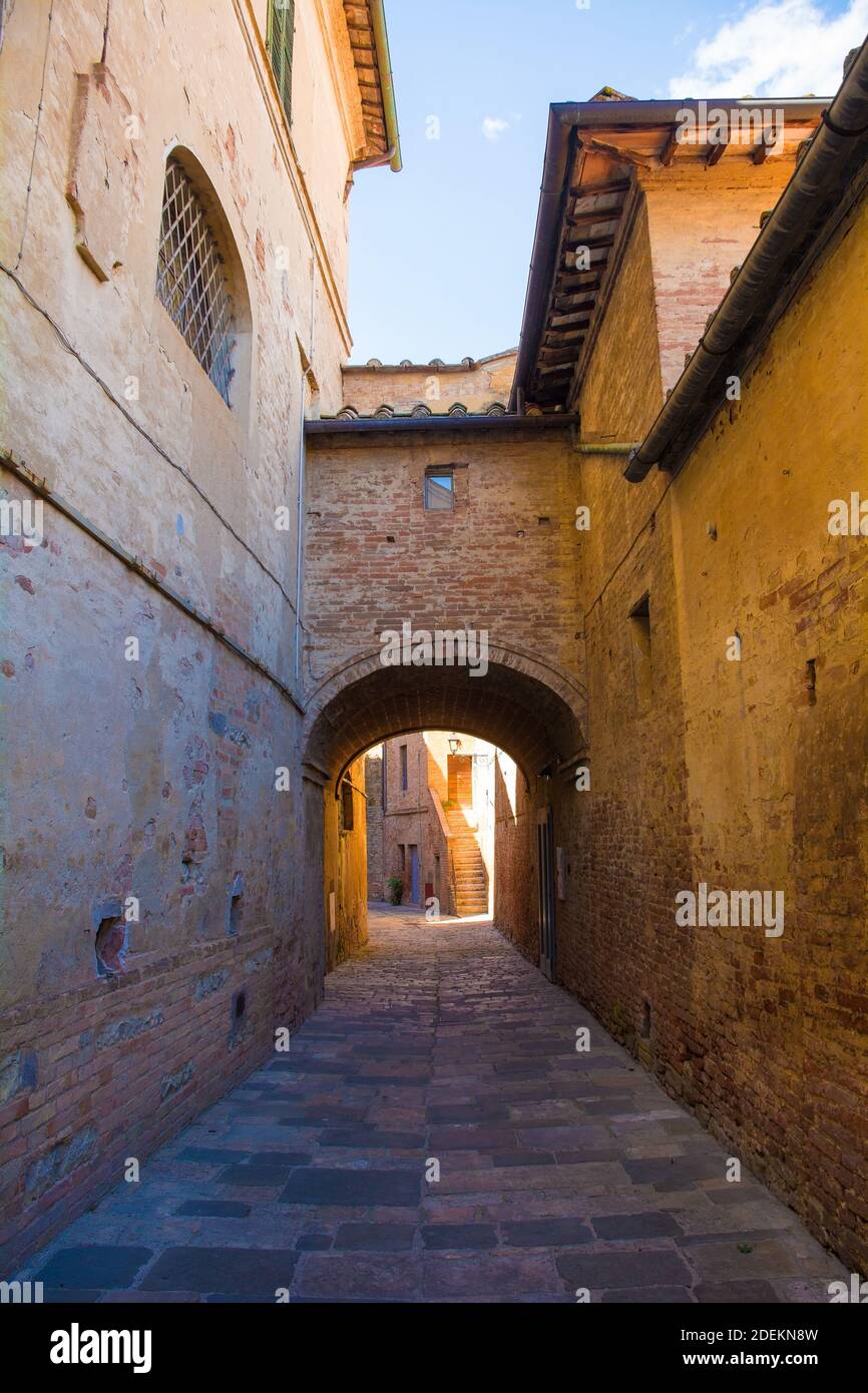 A residential alley in the historic medieval village of Buonconvento, Siena Province, Tuscany, Italy Stock Photo
