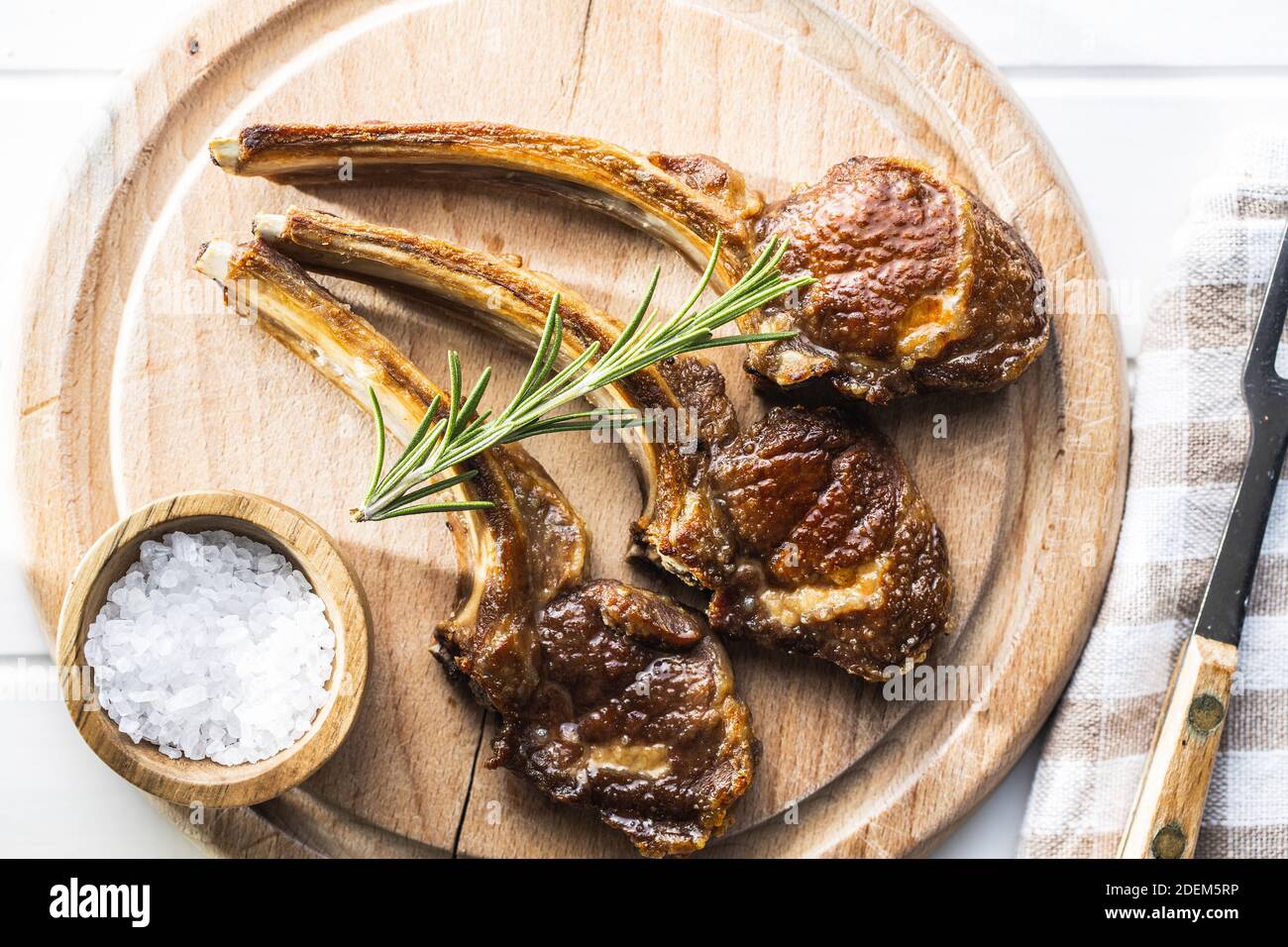 Grilled lamb chops on wooden cutting board. Top view Stock Photo - Alamy