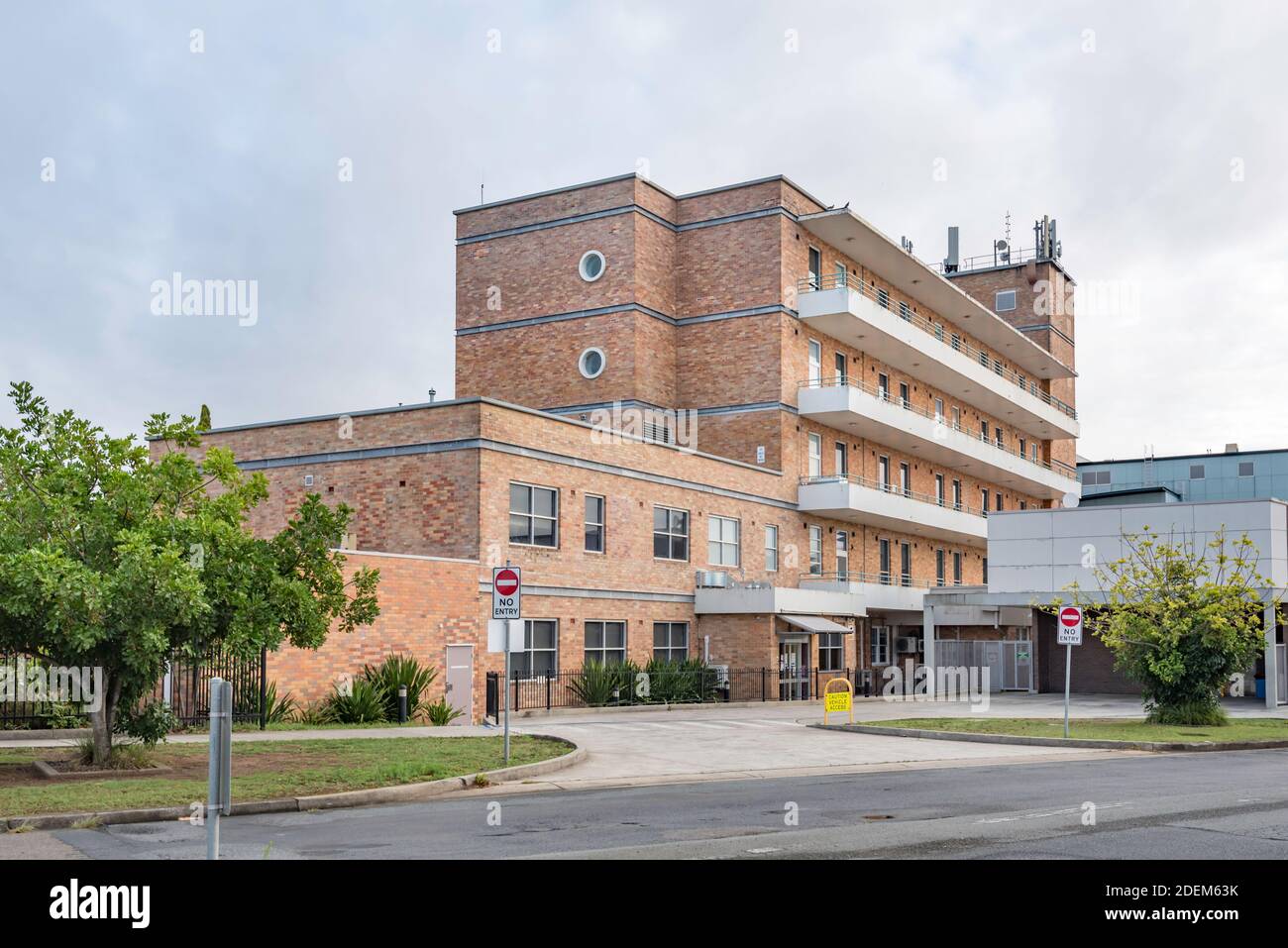 Built after 1949 when the earlier 1888 hospital was demolished, this is the Streamline Moderne design style Manning Base Hospital in Taree, Australia Stock Photo