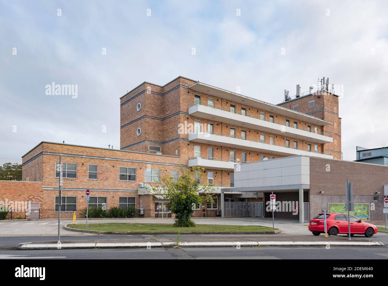 Built after 1949 when the earlier 1888 hospital was demolished, this is the Streamline Moderne design style Manning Base Hospital in Taree, Australia Stock Photo