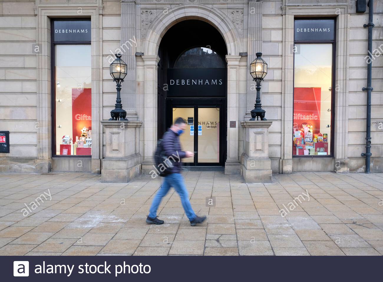 Covid 19 signs in store windows hi-res stock photography and images - Alamy