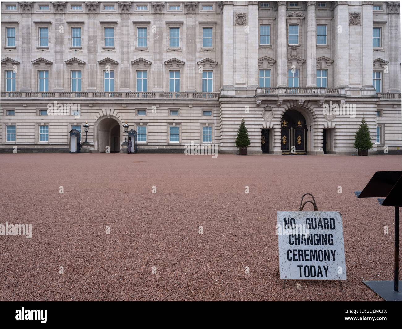 GREAT BRITAIN / England / London / Buckingham Palace, London, with guard during second lockdown and sign No guard changing ceremony today. Stock Photo