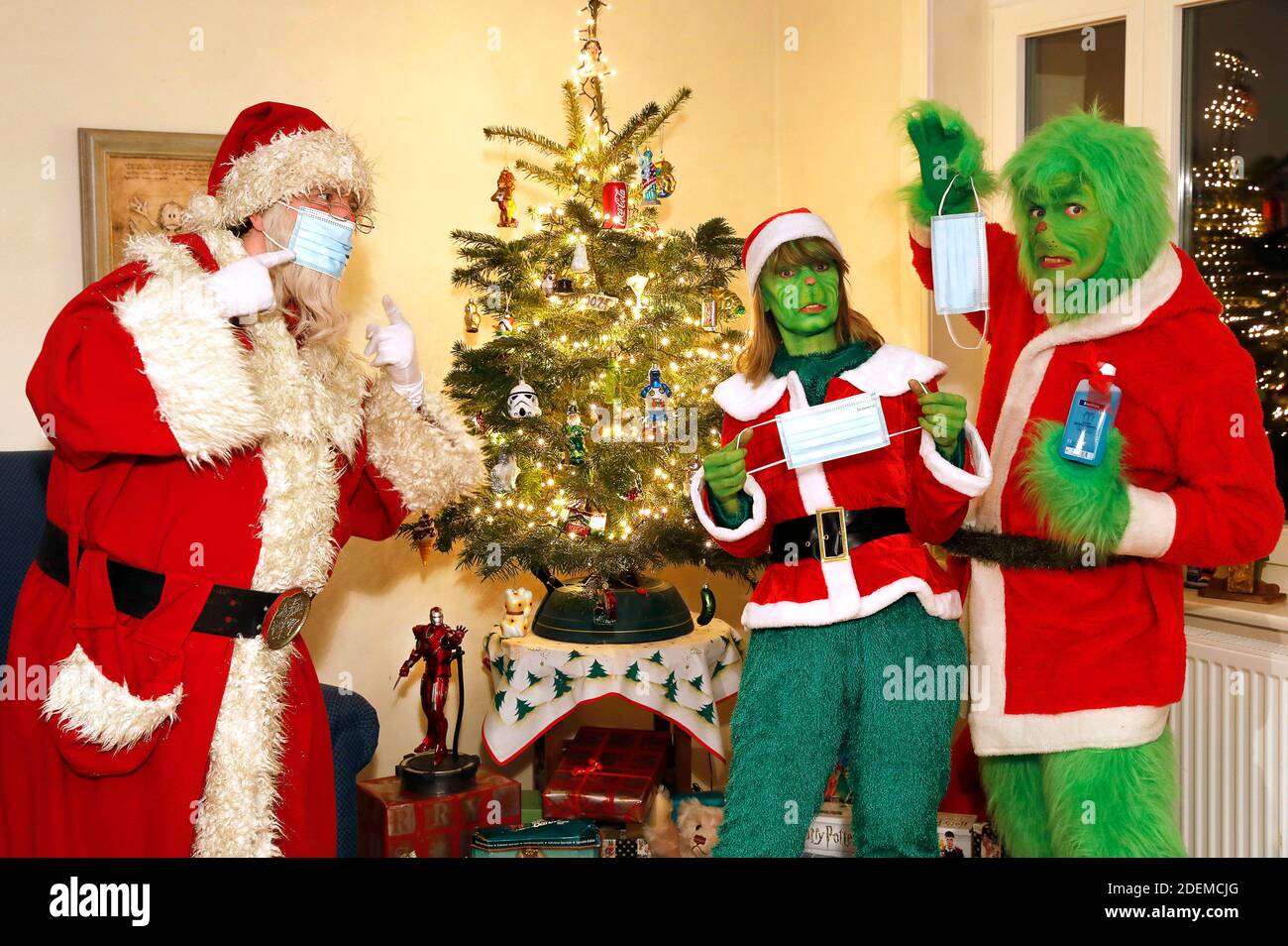 Santa Claus tries to explain to the Grinch and Mrs. Grinch how to wear a protective mask. GEEK ART - Bodypainting and Transformaking: 'The Grinch steals Christmas' photoshooting with Enrico Lein as Grinch, Maria Skupin as Mrs. Grinch and Fabian Zesiger as Santa Claus at the Villa Czarnecki. in Hameln on November 30, 2020 - A project by the photographer Tschiponnique Skupin and the bodypainter Enrico Lein Stock Photo