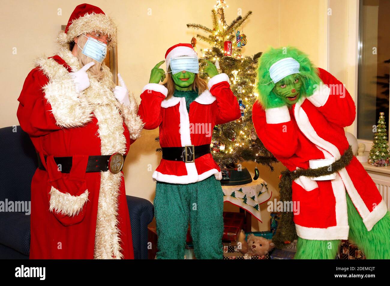 Santa Claus tries to explain to the Grinch and Mrs. Grinch how to wear a protective mask. GEEK ART - Bodypainting and Transformaking: 'The Grinch steals Christmas' photoshooting with Enrico Lein as Grinch, Maria Skupin as Mrs. Grinch and Fabian Zesiger as Santa Claus at the Villa Czarnecki. in Hameln on November 30, 2020 - A project by the photographer Tschiponnique Skupin and the bodypainter Enrico Lein Stock Photo