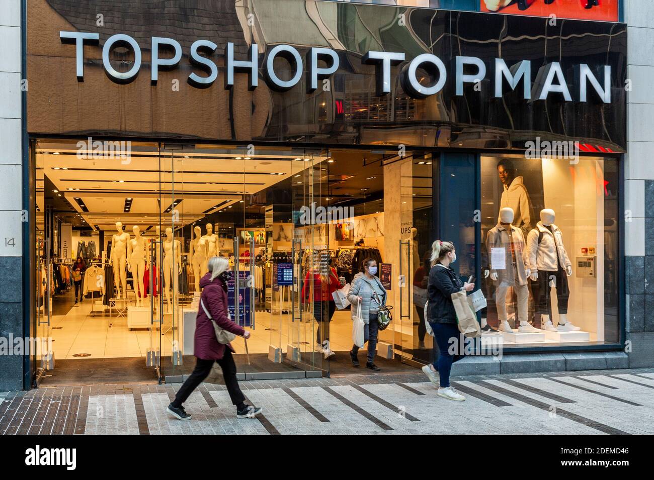 Topshop shops hi-res stock photography and images - Alamy