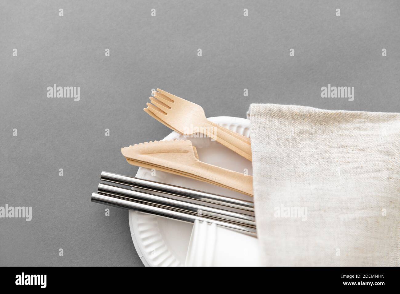 Paper cup and plate hi-res stock photography and images - Alamy