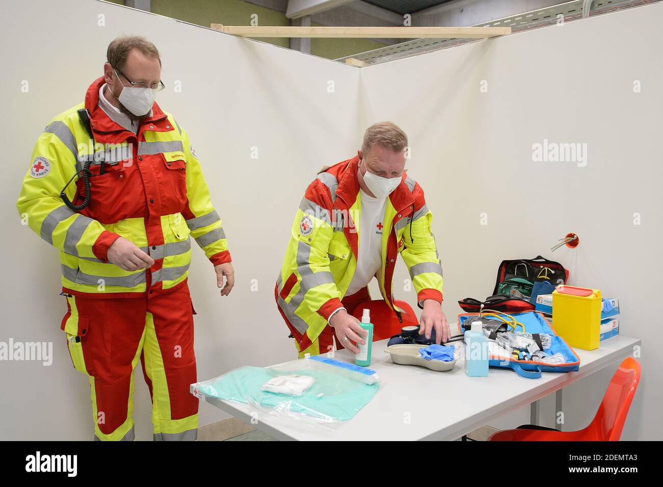 01 December 2020, Hessen, Eschwege: The two emergency paramedics Matthias Gebhardt (r) and Mathias Haas unpack a vaccination centre a diagnostic bag in the gymnasium of the upper secondary school. A vaccination centre is set up in Eschwege in the Werra-Meissner district by the district and various disaster control organisations. Photo: Swen Pförtner/dpa Stock Photo
