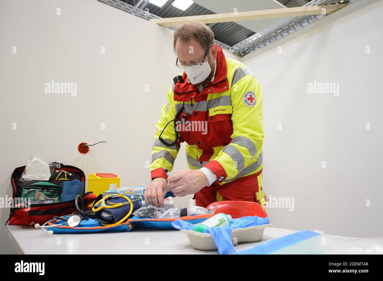 01 December 2020, Hessen, Eschwege: Emergency paramedic Mathias Haas unpacks a diagnostic bag in the sports hall of the upper school. A vaccination centre is set up in Eschwege in the Werra-Meissner district by the district and various disaster control organisations. Photo: Swen Pförtner/dpa Stock Photo