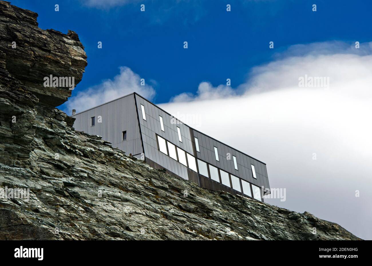 Berghütte Cabane de Tracuit, Zinal, Val d'Anniviers, Wallis, Schweiz /  Mountain hut Cabane de Tracuit, Zinal, Val d'Anniviers, Valais, Switzerland  Stock Photo - Alamy