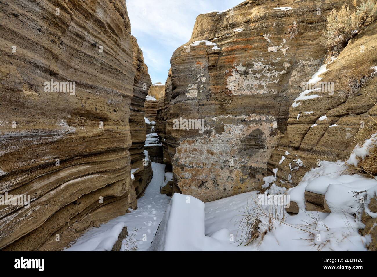 LEE VINING, CALIFORNIA, UNITED STATES - Nov 14, 2020: The Black Point  Fissures slot canyon area covered in a light winter snow Stock Photo - Alamy