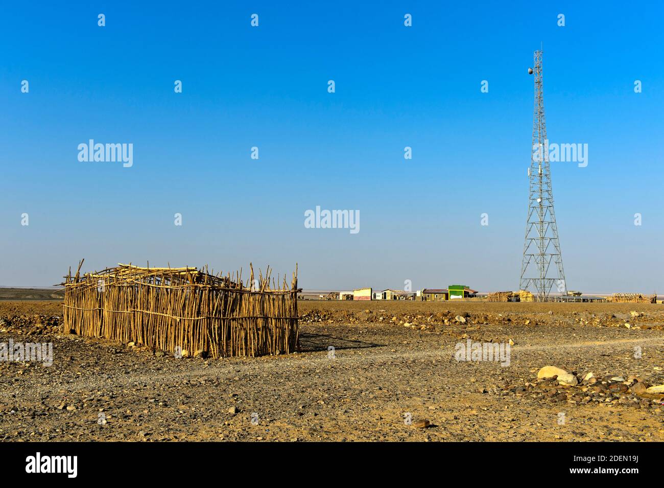 Richtfunkanrtenne, davor traditionelle Unterkunft der Afar Nomaden, Hamadela, Danakil Senke, Afar Provinz, Äthiopien / Micro-wave tower, in front trad Stock Photo