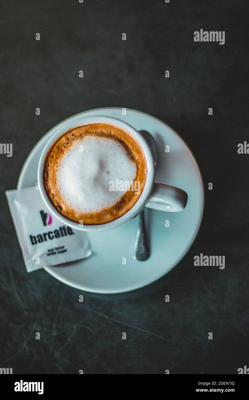 Slovenia 27.2.2019 - Starbucks take away, tazza di caffè caldo con logo,  sul tavolo in negozio . — Foto Editoriale Stock © 24K-Production #249638292