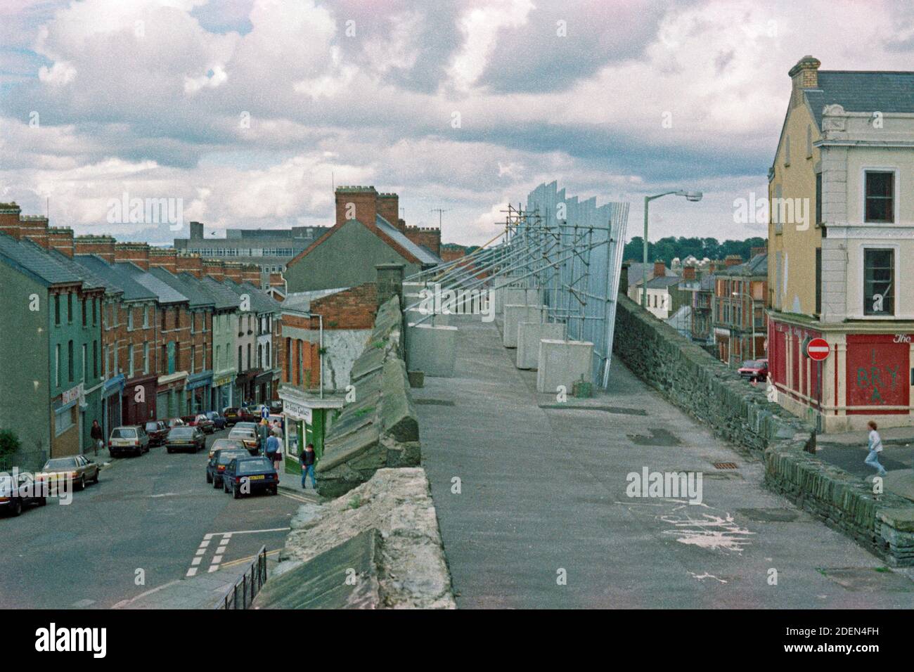 Stadtmauer, rechts Upper Magazine Street, historische Aufnahme, August 1986, Londonderry, Nordirland | City Walls, Upper Magazine Street on the right, August 1986, Londonderry, Northern Ireland Stock Photo