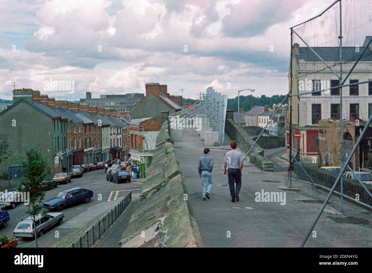 Stadtmauer, rechts Upper Magazine Street, historische Aufnahme, August 1986, Londonderry, Nordirland | City Walls, Upper Magazine Street on the right, August 1986, Londonderry, Northern Ireland Stock Photo