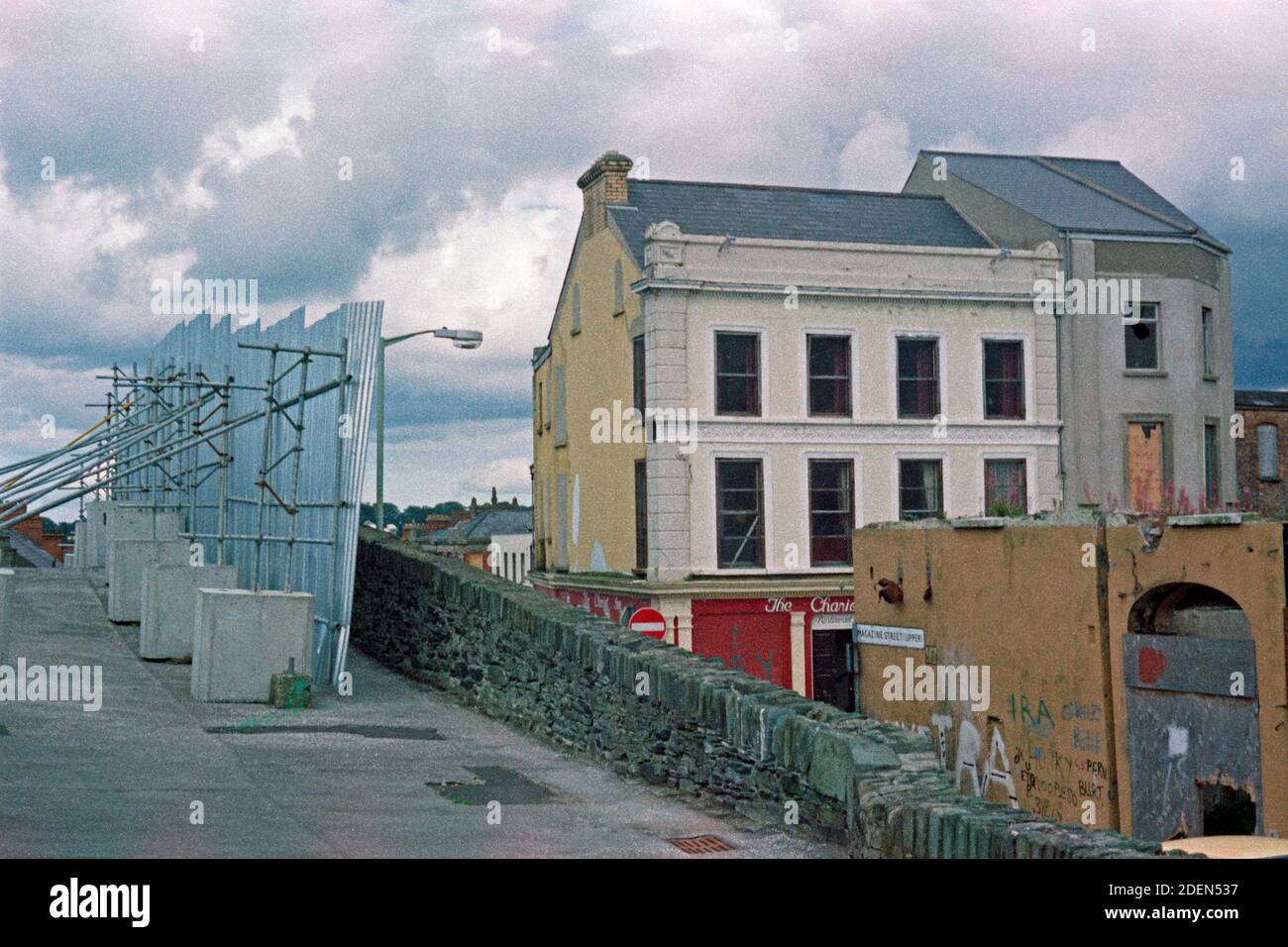 Stadtmauer, rechts Upper Magazine Street, historische Aufnahme, August 1986, Londonderry, Nordirland | City Walls, Upper Magazine Street on the right, August 1986, Londonderry, Northern Ireland Stock Photo