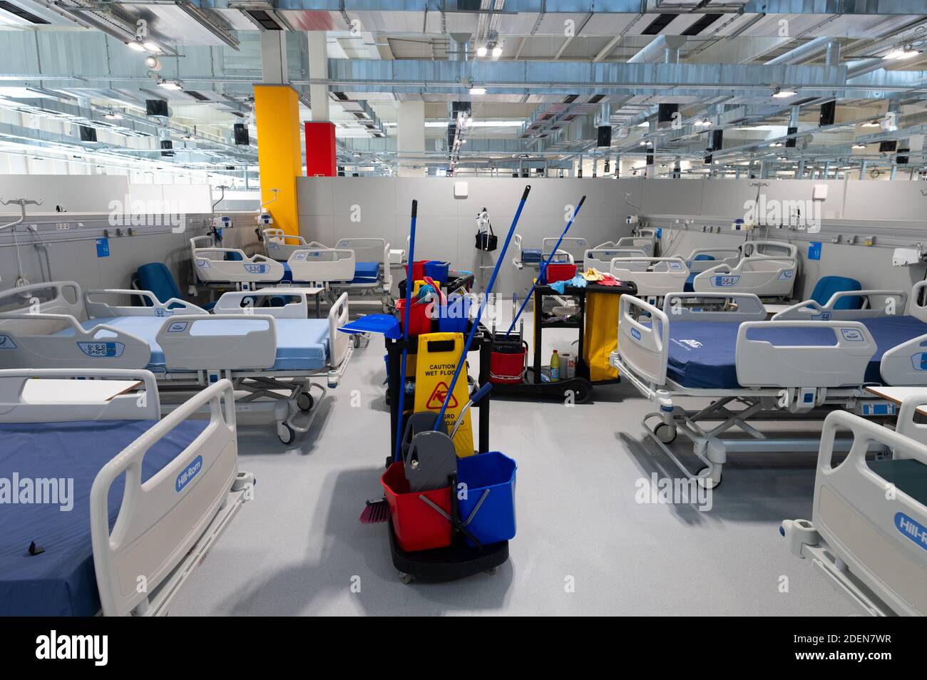 Madrid, Spain. 01st Dec, 2020. Hospital beds with cleaning tools at a hospitalization room during the inauguration day at Enfermera Isabel Zendal Hospital. The new emergencies hospital has been built in three months with an approximate cost of 100 million euros to be used for pandemics or health emergencies, with 1,000 beds that could take care of coronavirus (COVID-19) patients. Credit: Marcos del Mazo/Alamy Live News Stock Photo