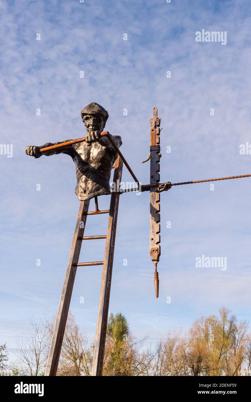 The Rock Driller sculpture by Black Country artist Luke Perry shows a miner drilling thick seamed coal by hand beside Titford Pool in Oldbury Stock Photo