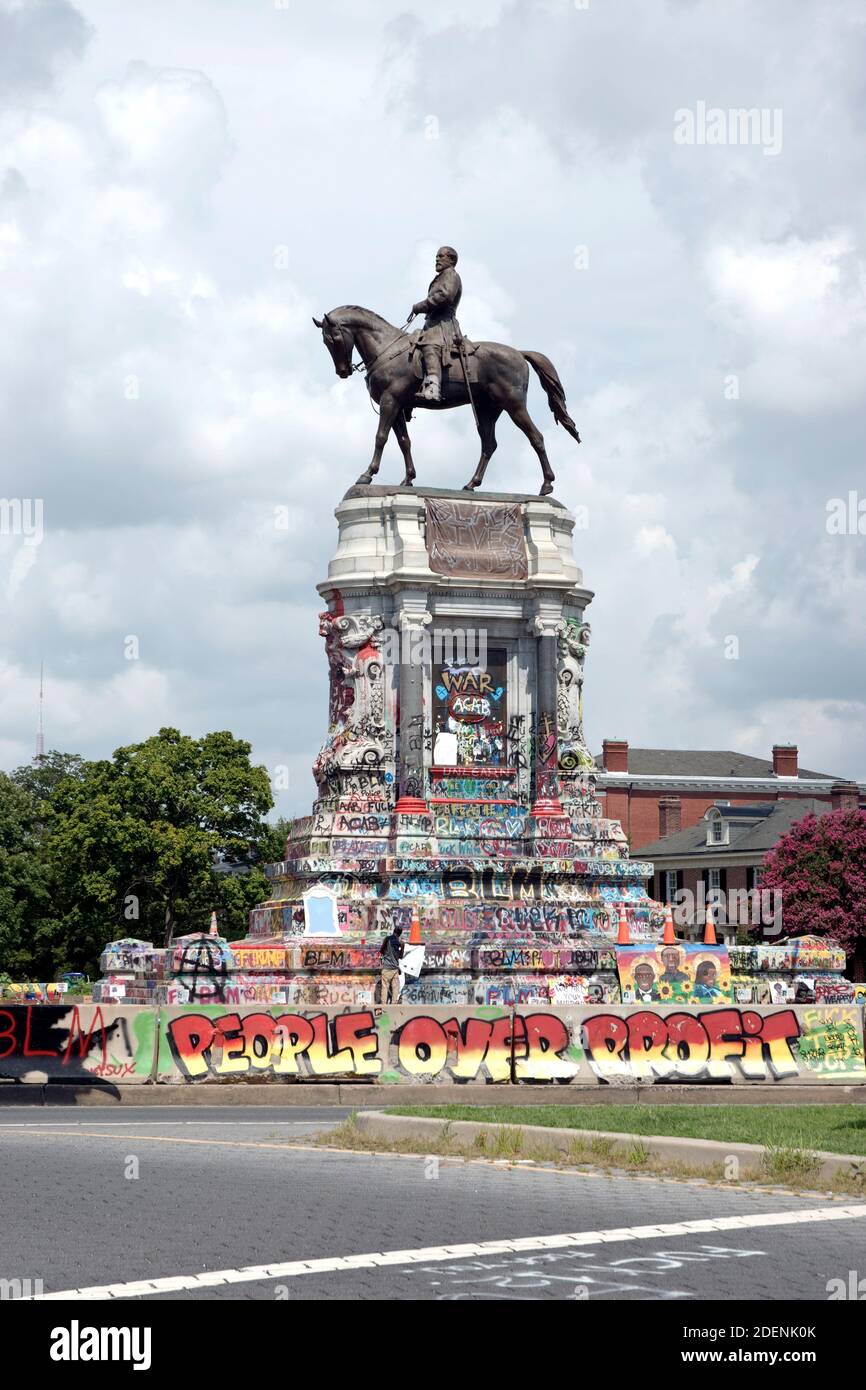 Monument of Civil War Confederate General, Robert E. Lee, on Monument Avenue in Richmond