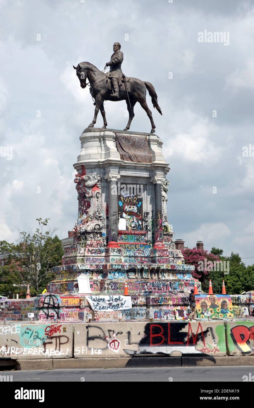 Monument of Civil War Confederate General, Robert E. Lee, on Monument Avenue in Richmond