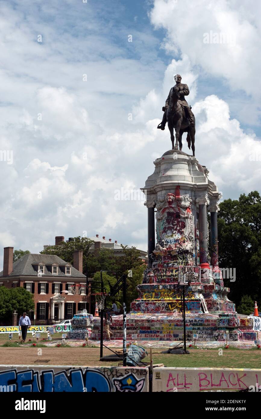 Monument of Civil War Confederate General, Robert E. Lee, on Monument Avenue in Richmond