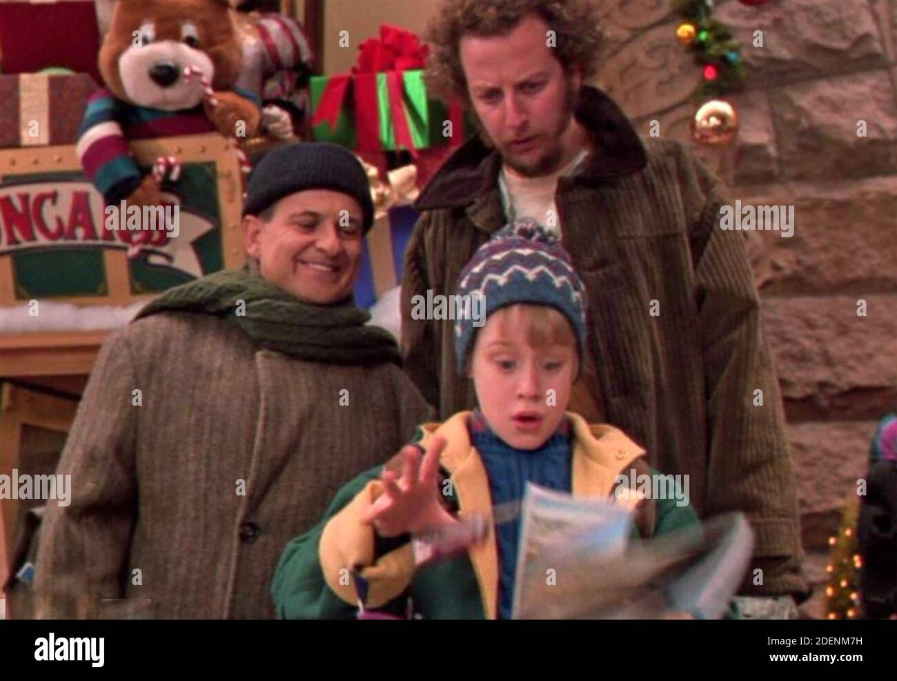 HOME ALONE 2 ; LOST IN NEW YORK 1992 20th Century Fox film with from left: Joe Pesci, Macaulay Culkin, Daniel Stern Stock Photo