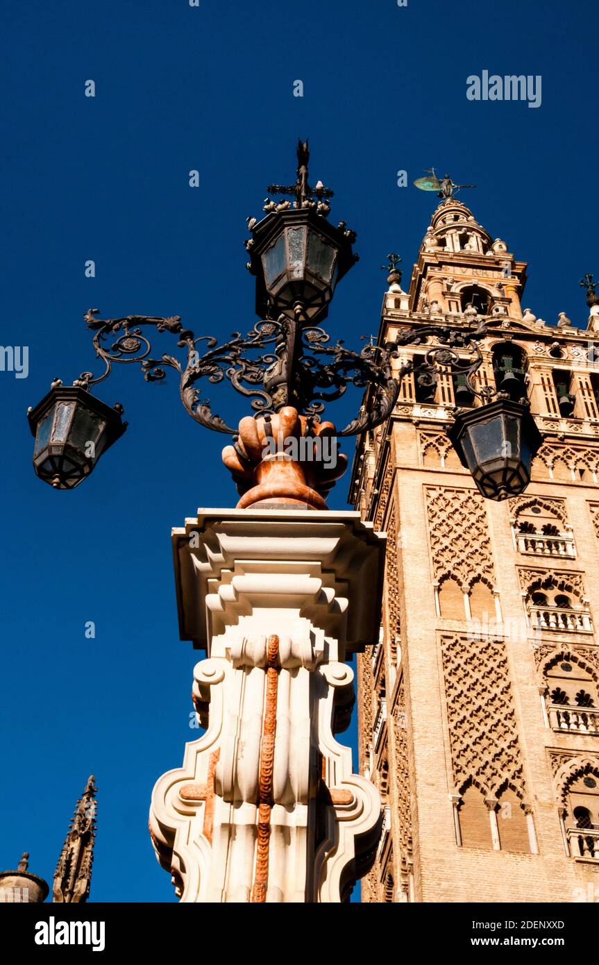 Fuente farola fountain hires stock photography and images Alamy