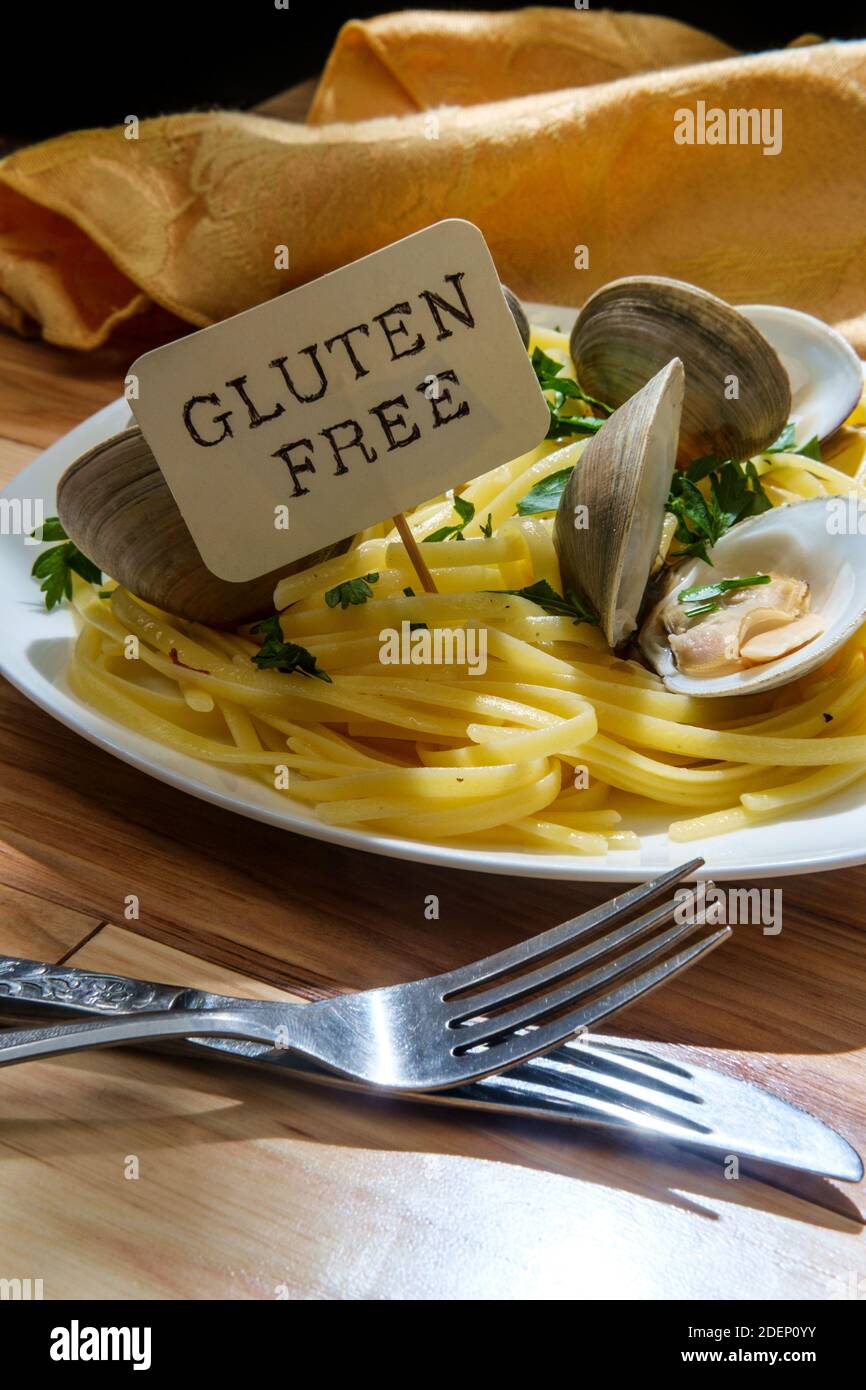 Linguine with littleneck white wine clam sauce and parsley garnish Stock Photo Alamy