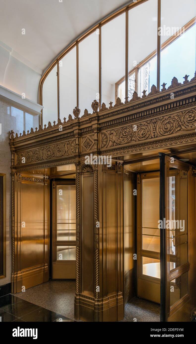 Entryway into an old art-deco skyscraper building in old Chicago Stock Photo