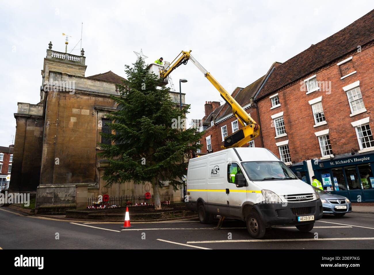 Town council in Bewdley dressing the christmas tree, 2020 Stock Photo