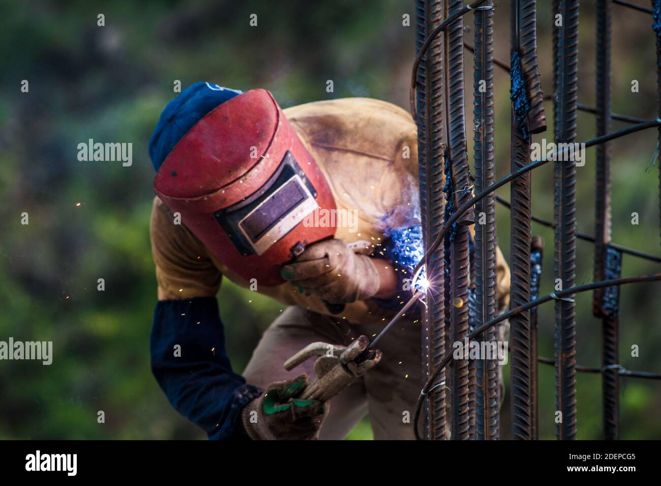 Construction worker welding rebars for reinforced concrete pillars Stock Photo Alamy