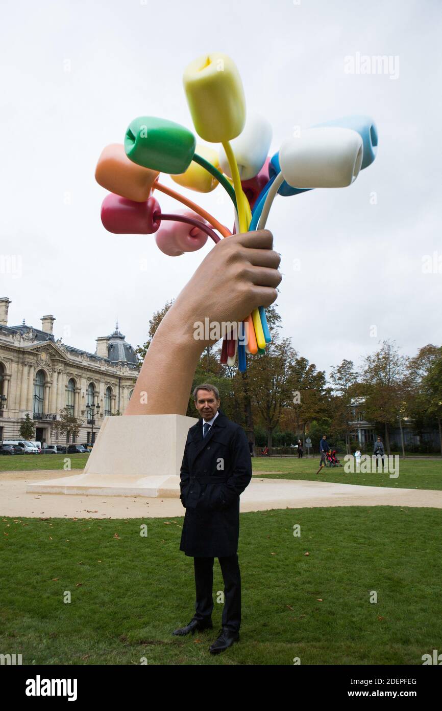 US artist Jeff Koons pose during the inauguration of the 'Bouquet of  Tulips' sculpture by US artist Jeff Koons during its unveiling near The  Petit Palais Museum in Paris on October 4,