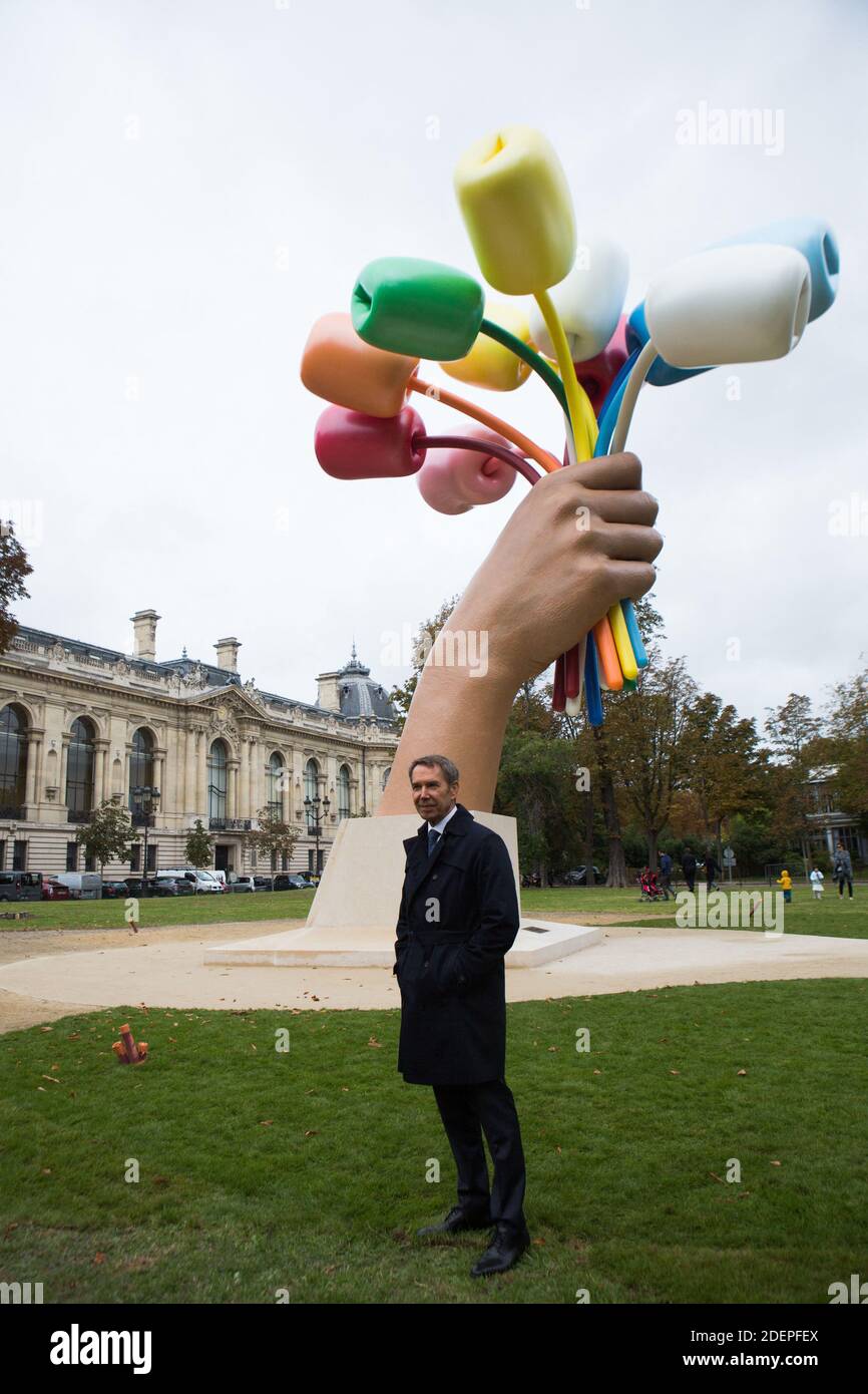US artist Jeff Koons pose during the inauguration of the 'Bouquet of