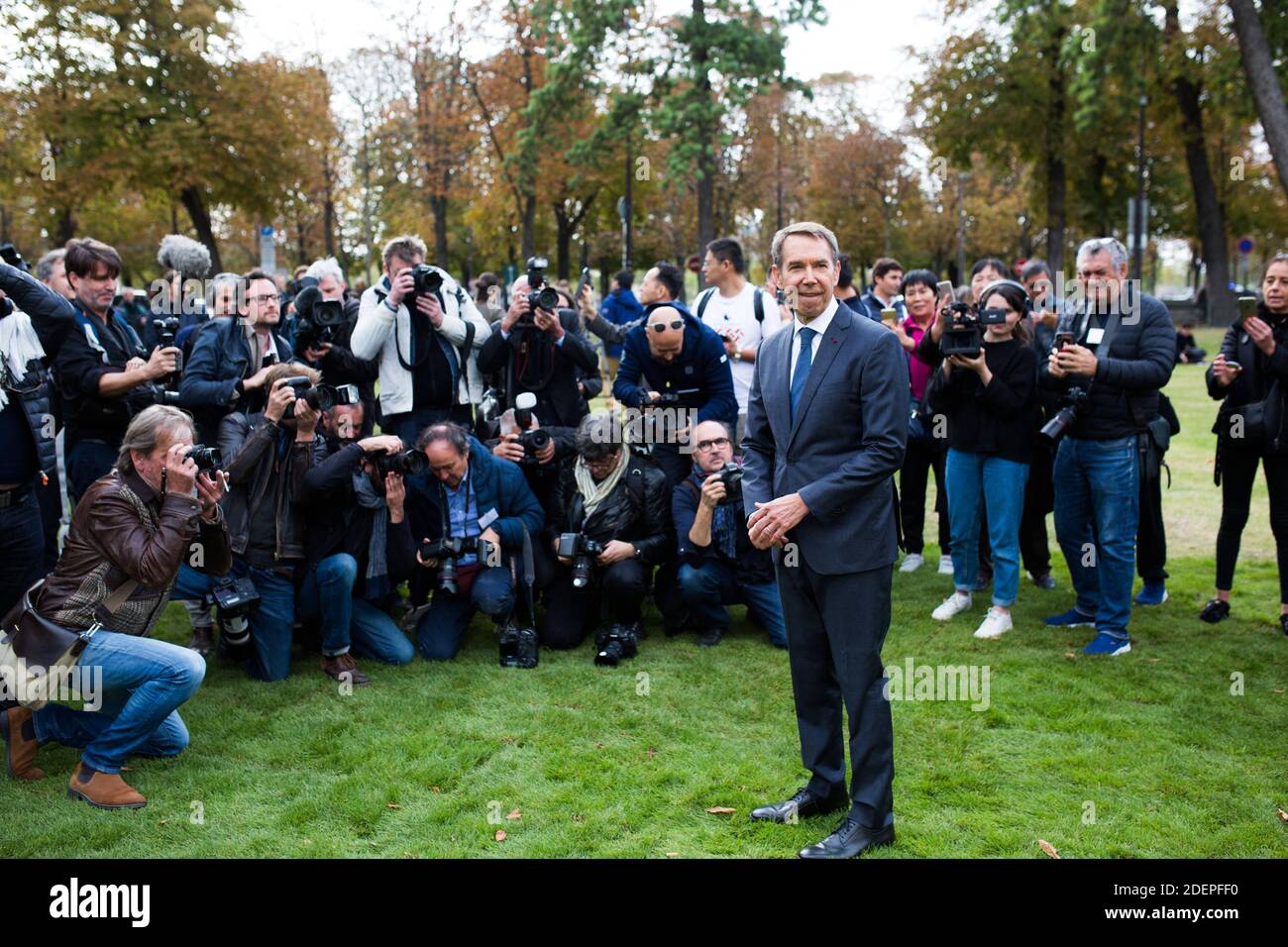 US artist Jeff Koons pose for photographers during the inauguration of
