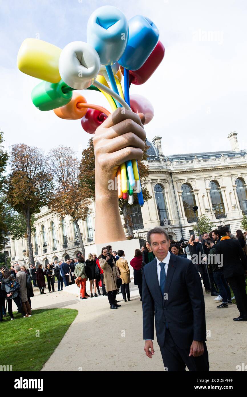 US artist Jeff Koons pose during the inauguration of the 'Bouquet of