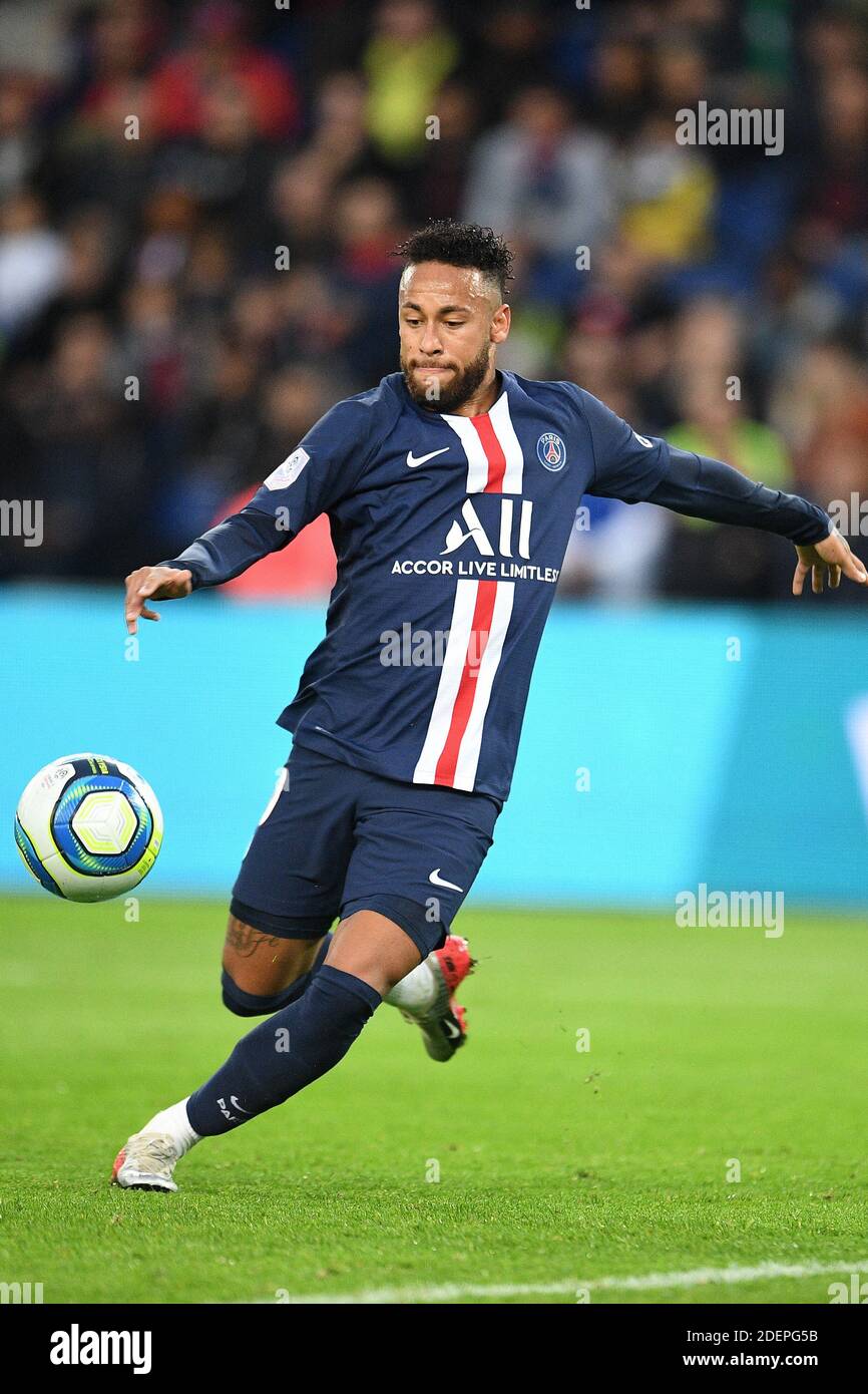 Neymar JR of Paris Saint-Germain in action during the Ligue 1 match ...