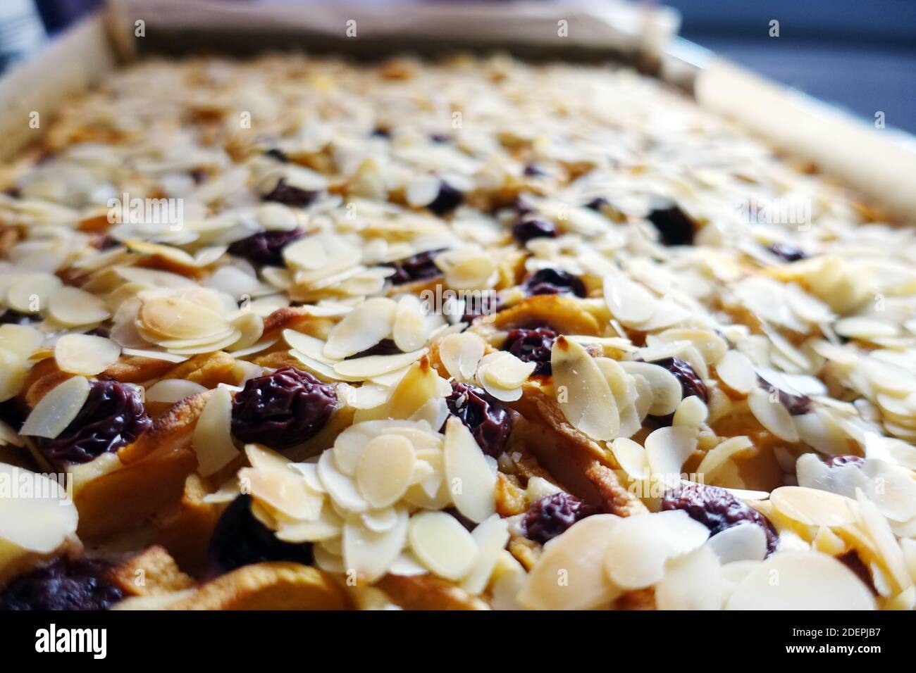 Blechkuchen mit Äpfeln, Kirschen und gehobelten Mandeln Stock Photo - Alamy