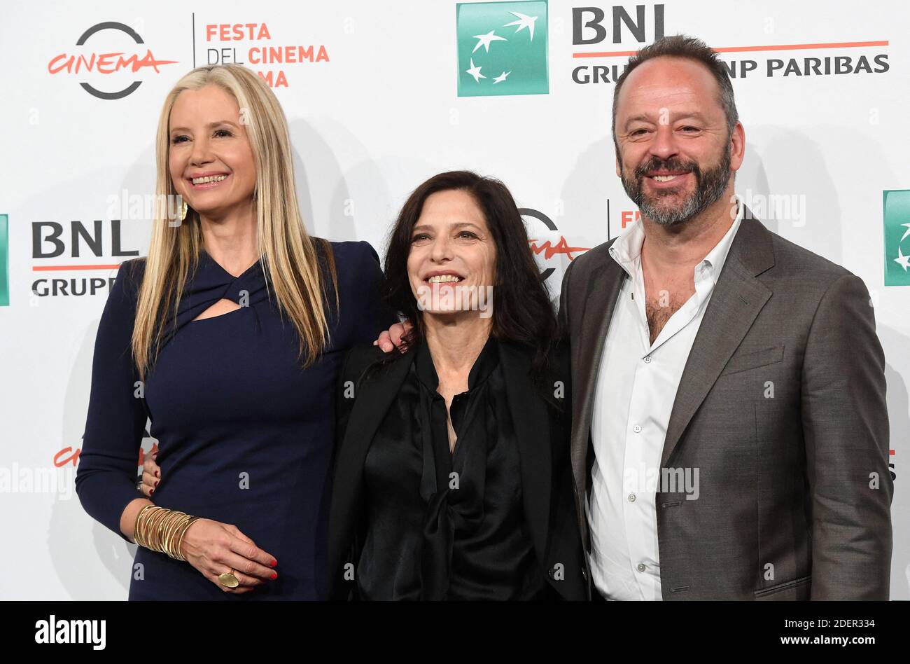 Mira Sorvino, Melora Walters and Gil Bellows attend the photocall of