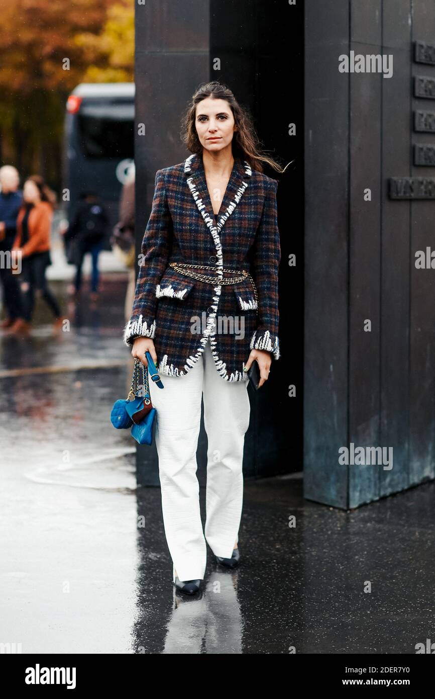 Street style, arriving at Chanel spring summer 2019 ready-to-wear show,  held at Grand Palais, in Paris, France, on October 2nd, 2018. Photo by  Marie-Paola Bertrand-Hillion/ABACAPRESS.COM Stock Photo - Alamy