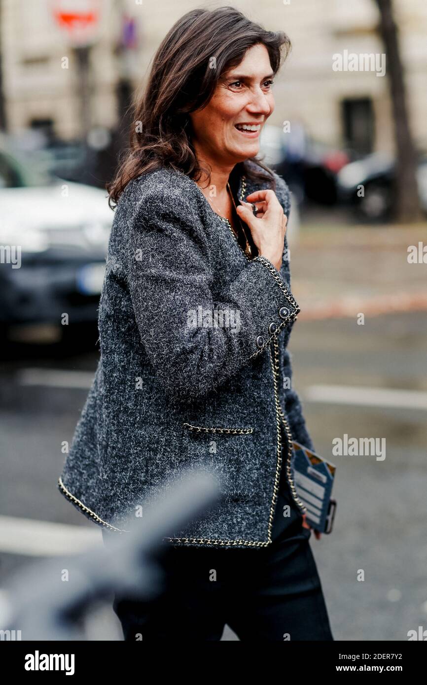 Street style, Emmanuelle Alt arriving at Miu Miu Spring-Summer 2020  ready-to-wear show, held at Iena, Paris, France, on October 1st, 2019.  Photo by Marie-Paola Bertrand-Hillion/ABACAPRESS.COM Stock Photo - Alamy