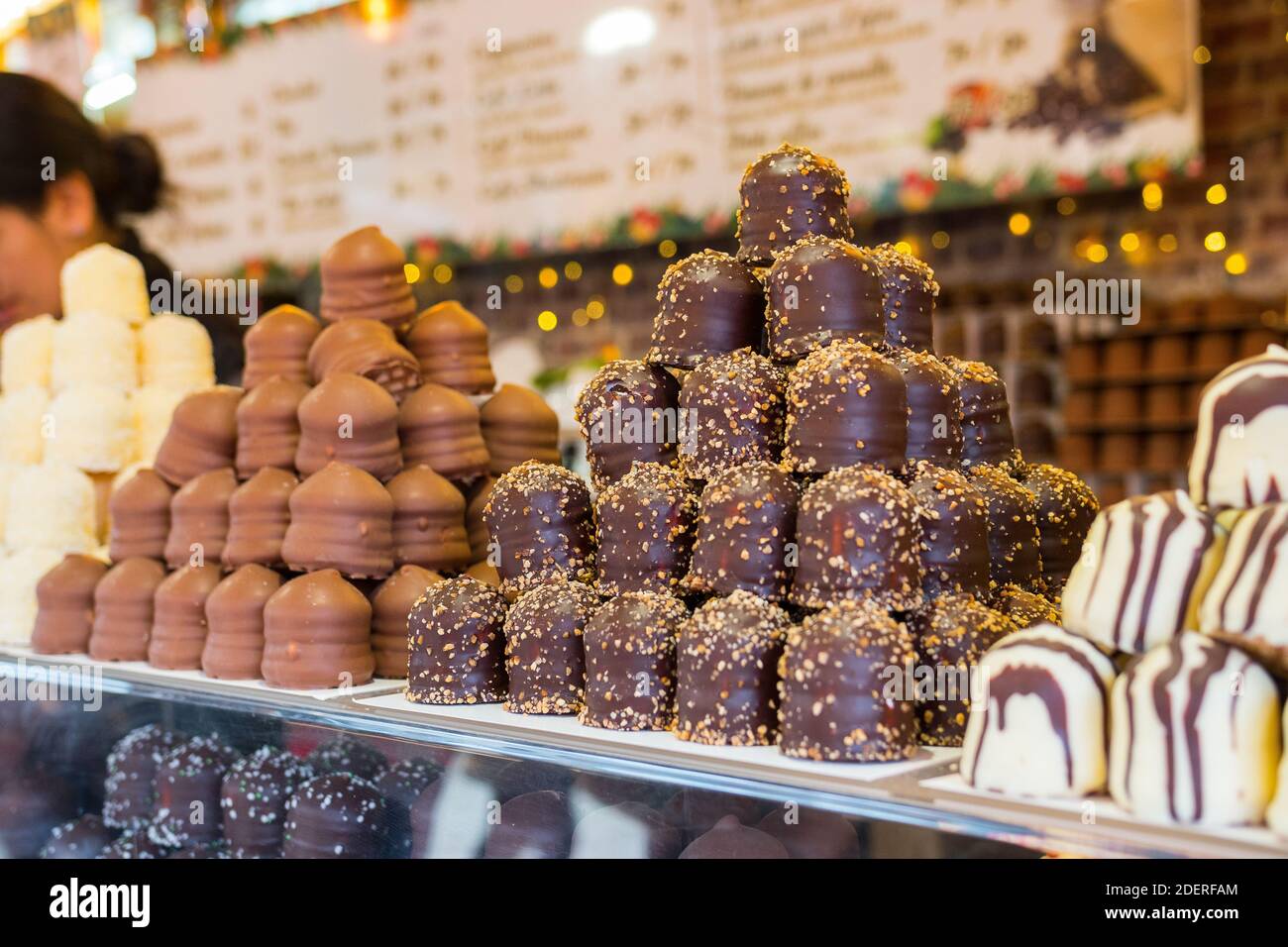 Gruppo di marshmallow spiedini di vari colori Foto stock - Alamy