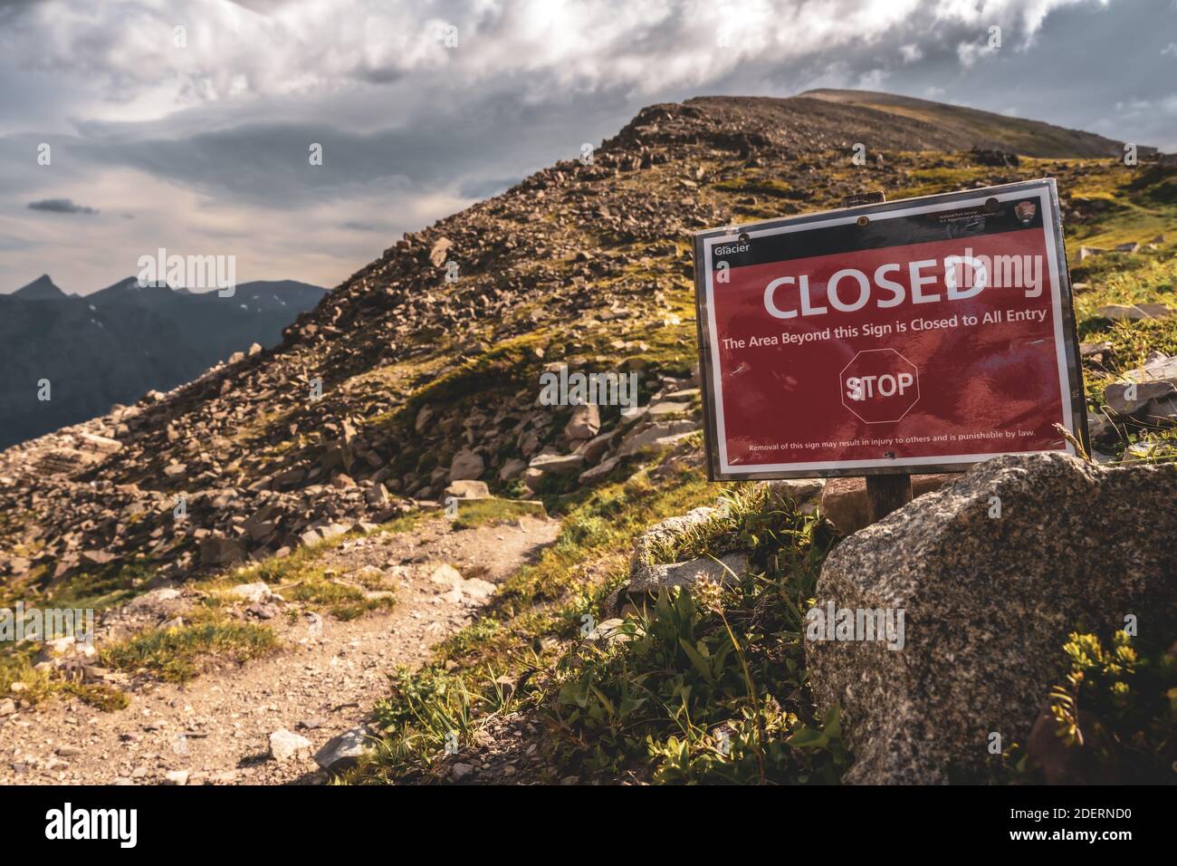 Trail closed sign hi-res stock photography and images - Alamy