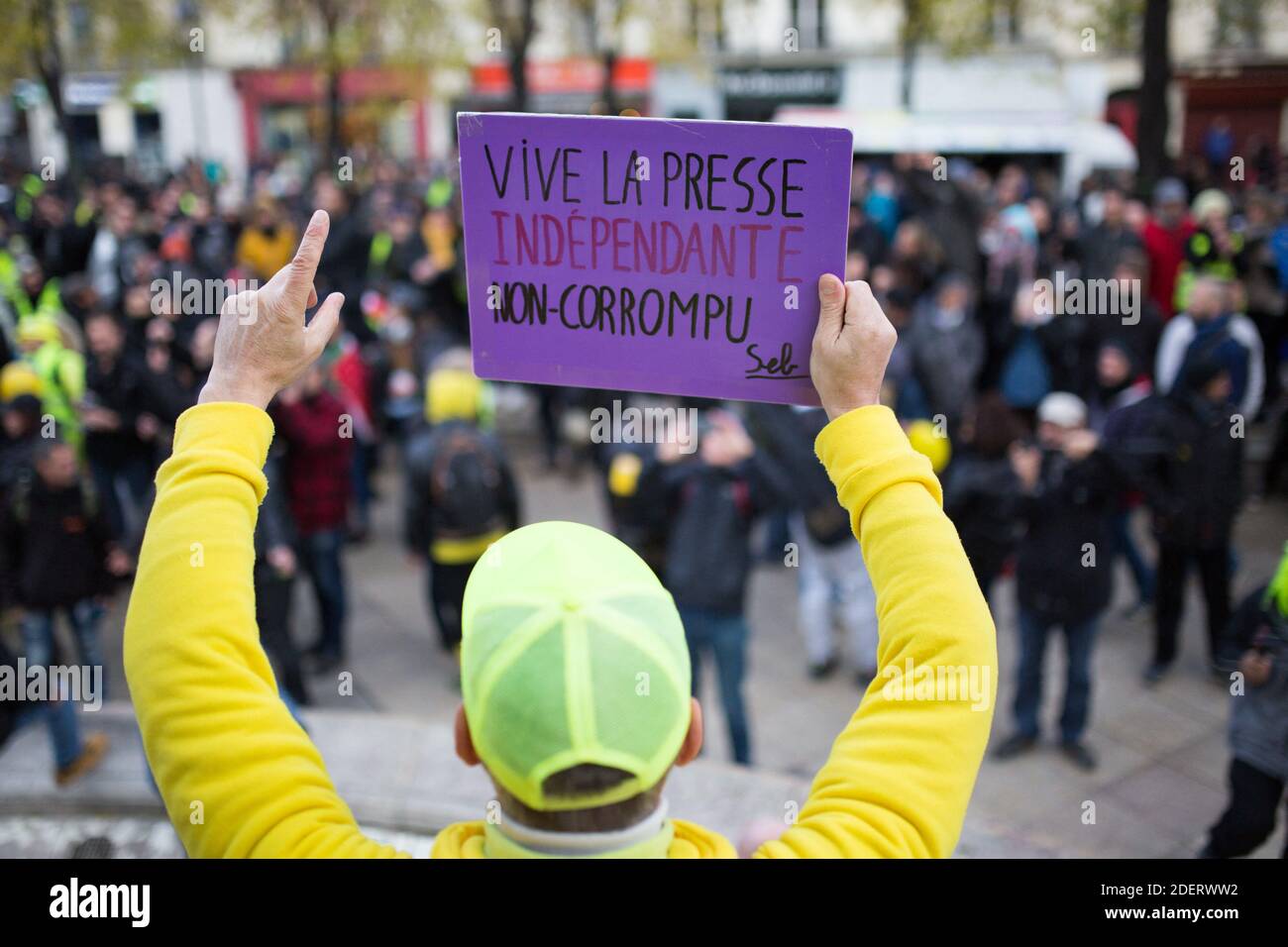 Yellow Vest ( gilet jaune ) holind a sign live the free press non corrupted  ( Vive la presse independante non corrompue ) on the fontaine des innocents  near Les Halles in