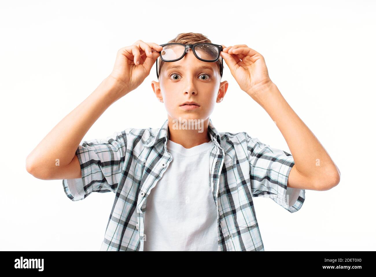 огромные очки с толстыми линзами. умная девушка в очках. поднял очки. человек приподнимает очки. человек поправляет очки.