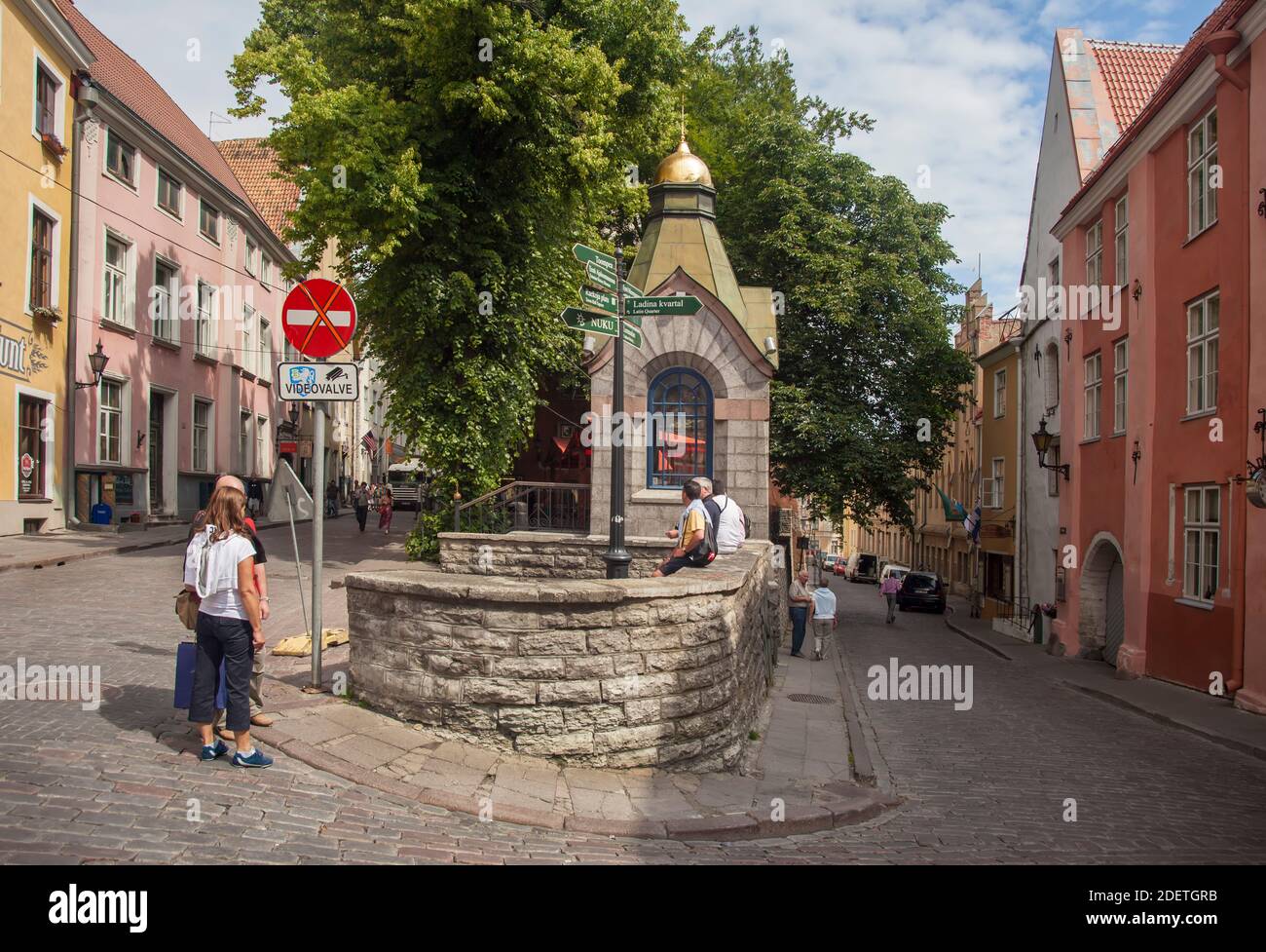 Old european street scene hi-res stock photography and images - Alamy