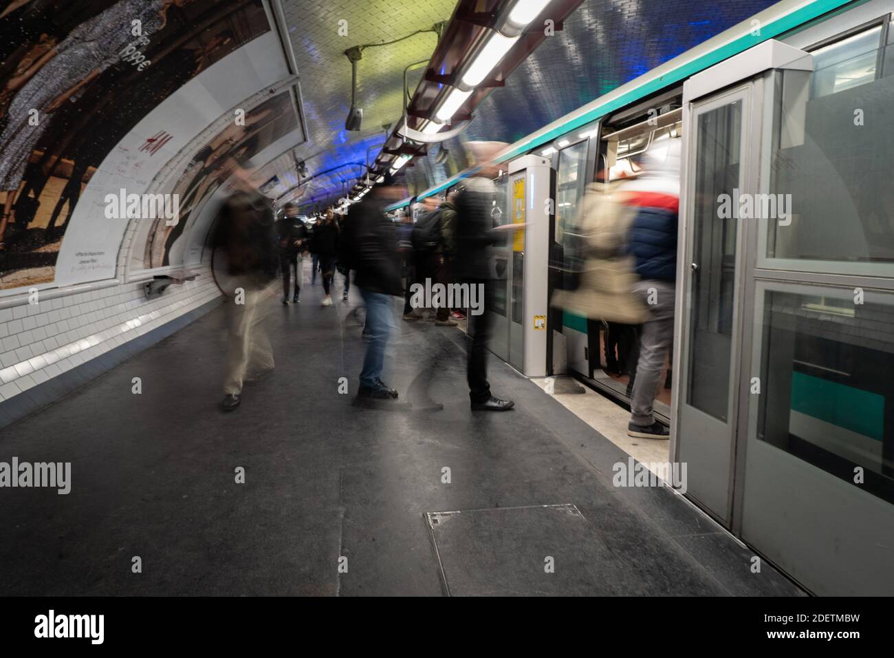 Des usagers du métro montent dans une rame de la ligne 1 à la station  Nation à Paris le 9 décembre au cinquième jour de la grève de la RATP.Metro  users get