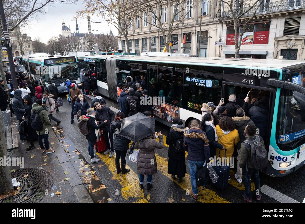 Des Parisiens essaient de monter dans un bus à la station Châtelet le 9  décembre à Paris au cinquième jour de la grève de la RATP.Parisians try to  get on a bus
