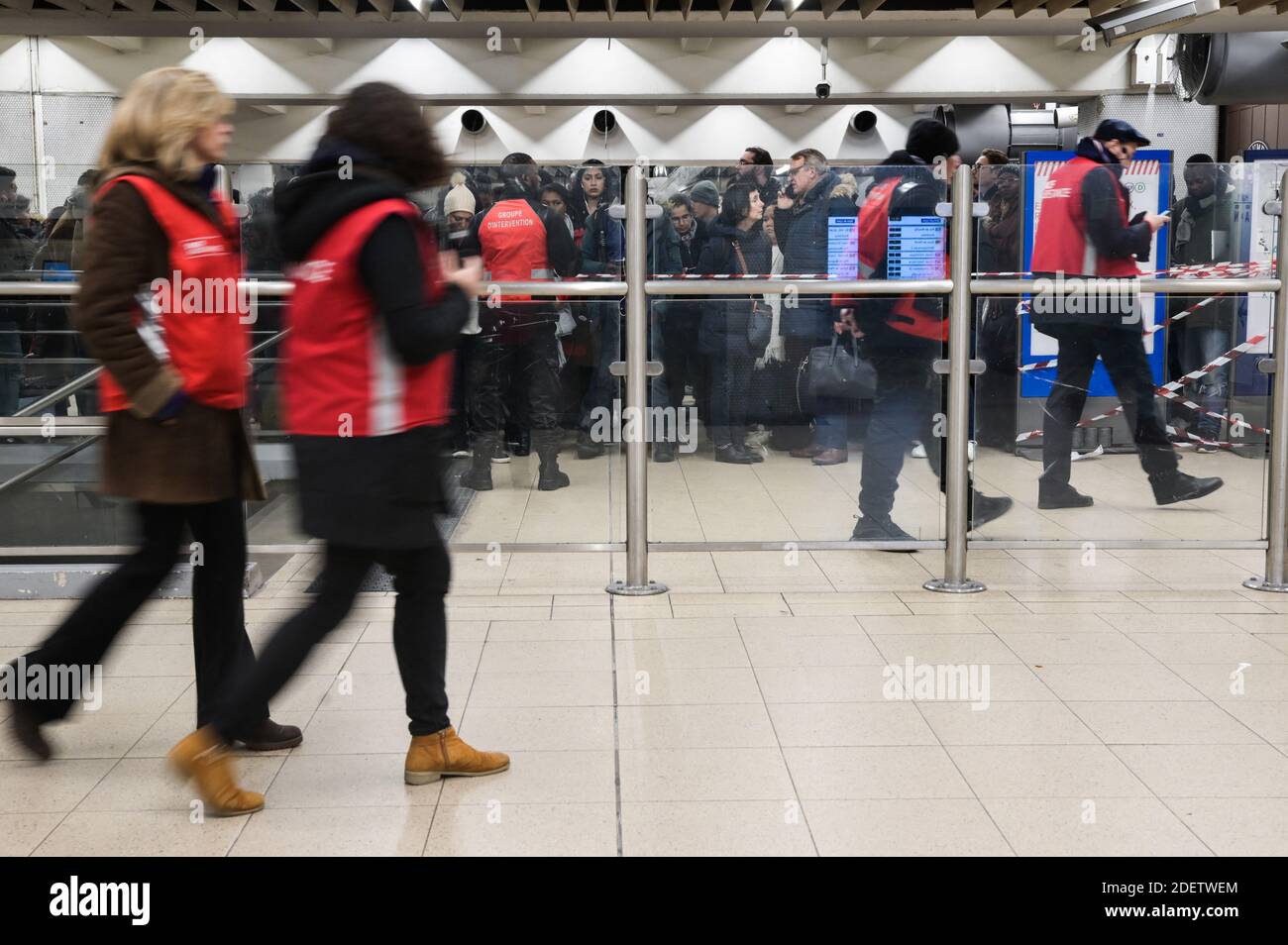 Commuters Try To Get In The Rer A In Gare De Lyon In Paris France On December 16 19 During A Strike Of Paris Public Transports Operator Ratp And Of The French