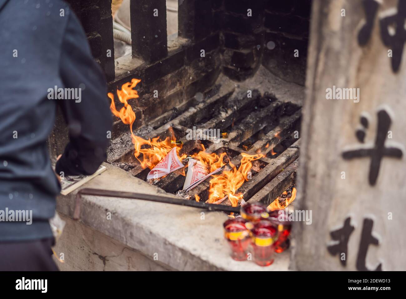 chinese new year money burning