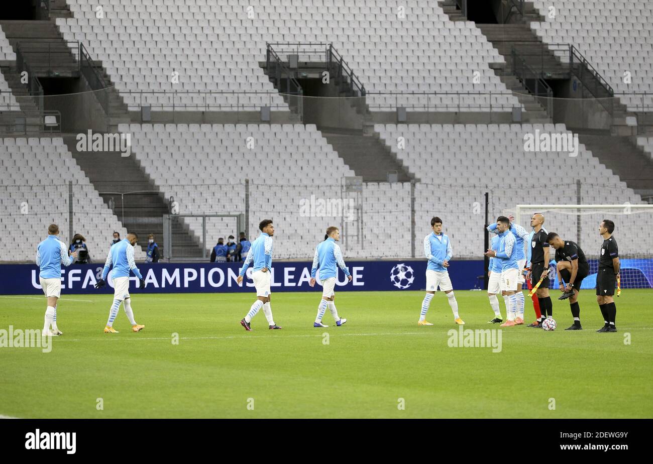 Players of Marseille enter the pitch before the UEFA Champions League,  Group C football match between Olympique de Marseille (OM / LM Stock Photo  - Alamy