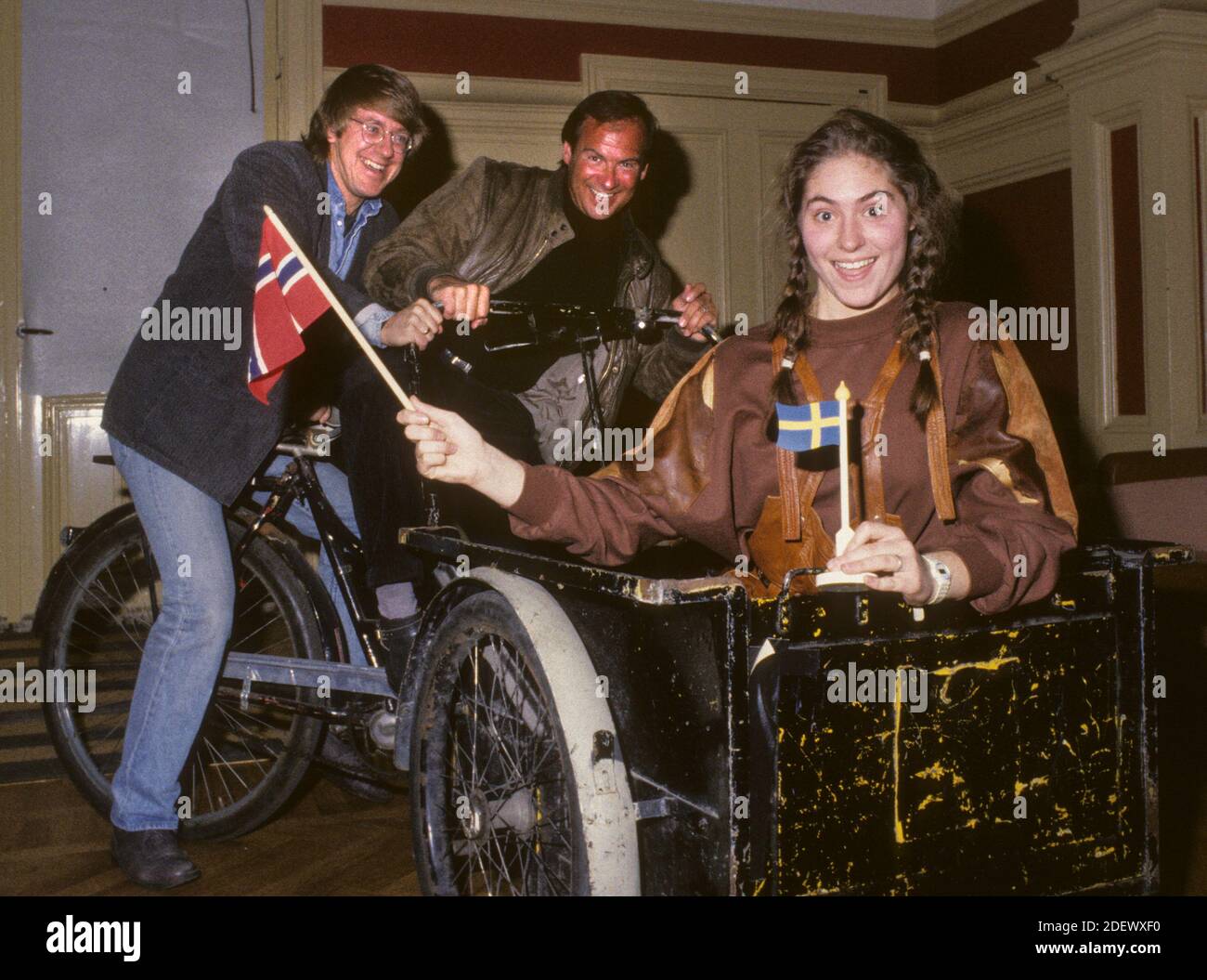 SISSEL KYRKJEBÖ Norwegin artist with pianist Stefan Nilsson and songwriter Lasse Holm on a transport cycle Stock Photo